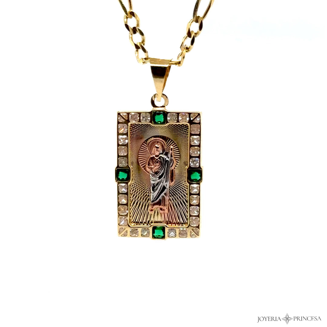 Colgante de oro de 14 quilates San Judas con piedras preciosas verdes